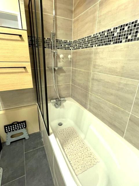 Appartement Familial Pour 6 Adultes Et 5 Enfants A 10 Min De Disney Bailly-Romainvilliers Eksteriør billede